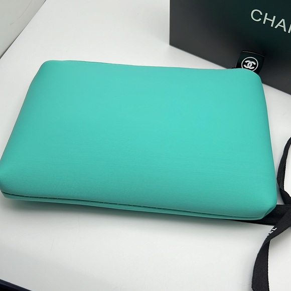 CHANEL Beauty Neoprene Cosmetic Bag CC Zipper Pull Charm Rare Tiffany Blue NWOT - Picture 14 of 17